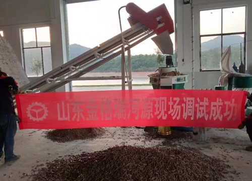 廣東河源木屑顆粒機調(diào)試成功